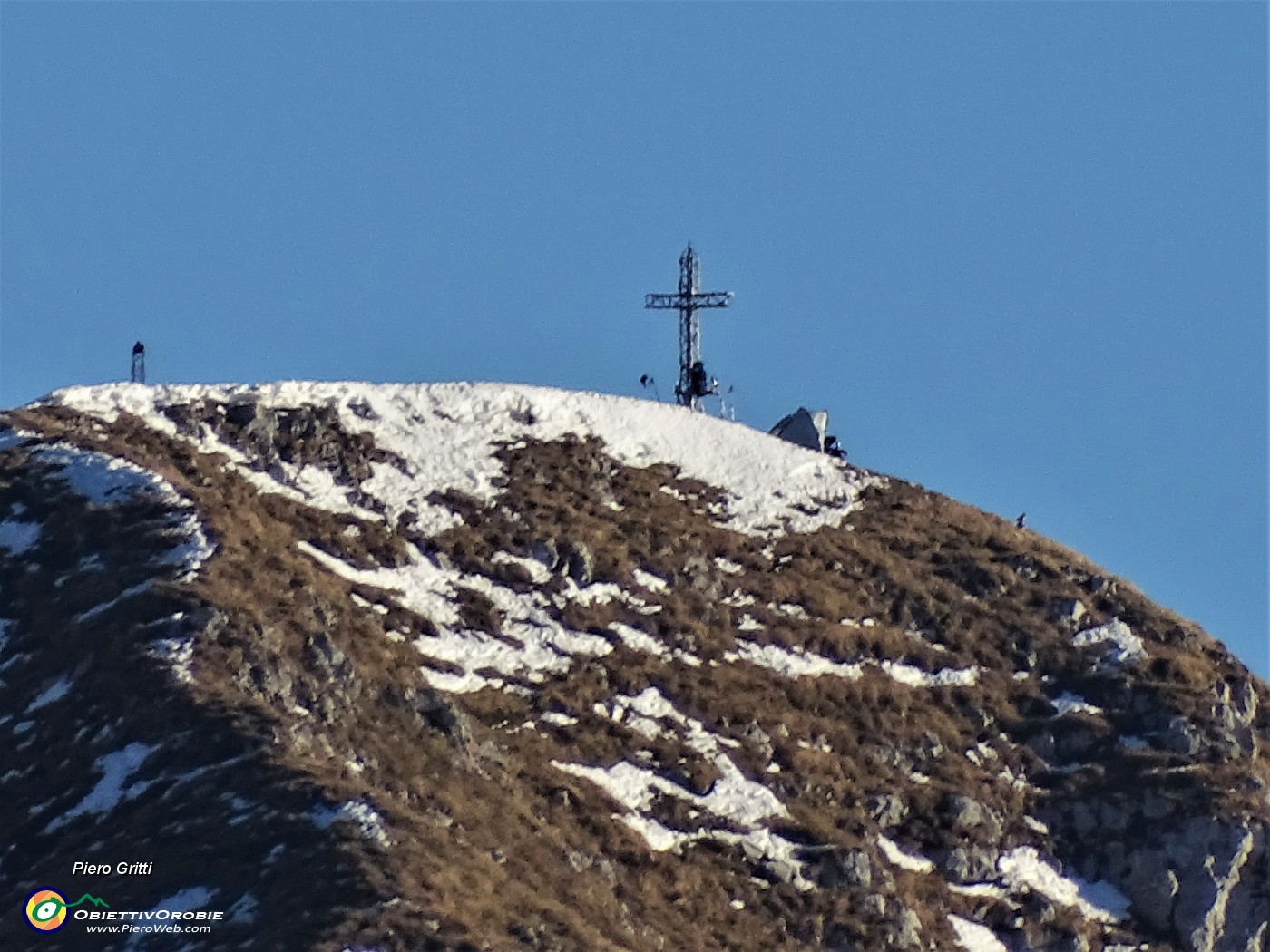 53 Maxi zoom sulla croce di Cima Grem (2049 m).JPG
